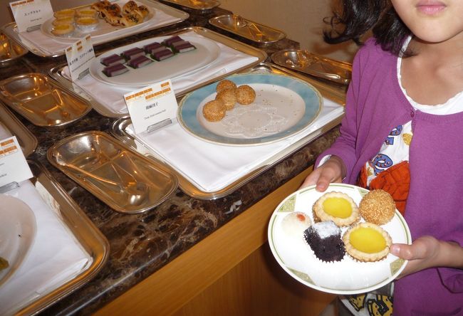 読谷村まで足を伸ばして、いくつか食器を買いました。<br />その後、日航アリビラホテルへ。<br /><br />二人の娘と私がホテルめぐりが好きなので、旅先では食事のついで、あるいはロビーでお茶、と他のホテルもいくつかチェックするようにしています。<br /><br />こちらも評判の「金紗沙」の飲茶バイキング。連日の食べすぎは自覚しつつ、つい予約してしまっていたのでした・・・。おいしかったです。接客もよかったです。