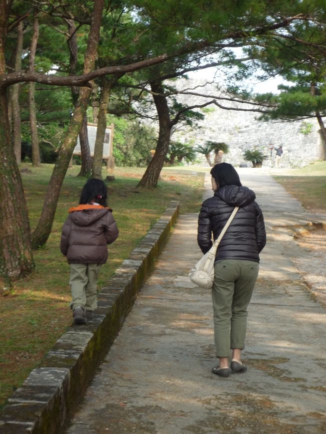＜第三日目＞<br /><br />この日はゆっくり起きて、座喜味〜〜むら咲むら〜日航アリビラ、とドライブしました。<br /><br />まずは座喜味城へ。階段を上ると・・・、
