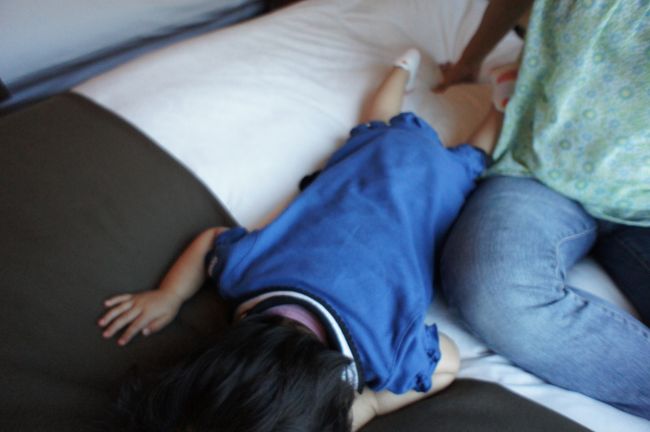 宿泊は札幌プリンスホテルへ2泊<br />はしゃいで布団に顔をうずめる娘