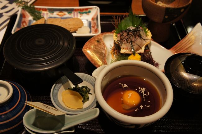 鯛めし<br />宇和島のかどやにて<br /><br />鯛を、卵を溶いたタレに漬け込み、ご飯に乗せて食べます。<br />美味かった