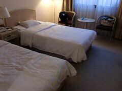 今日のホテルは、「からすま京都ホテル」。
四条烏丸付近にあり、アクセスは良いです。
バスタブがちょっと小さめですが、まぁまぁ快適でした。
少し休憩してから、夕食に向かいます。