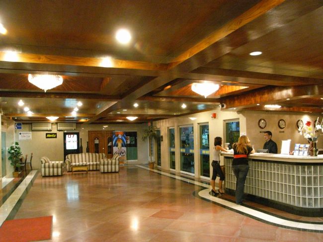 ロビー<br /><br />写真右側がコンシェルジュ。<br />日本語は全く通じませんよ。<br /><br />ホテル内にバーがあり、ロビー近くは深夜までロックが響いていました。