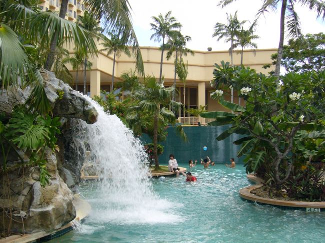 食事を終えてビーチ方面へ。<br /><br />写真はアウトリガーのプール。<br />小ぢんまりしたプールですがレイアウトが良く、リゾート感の高いプールです。