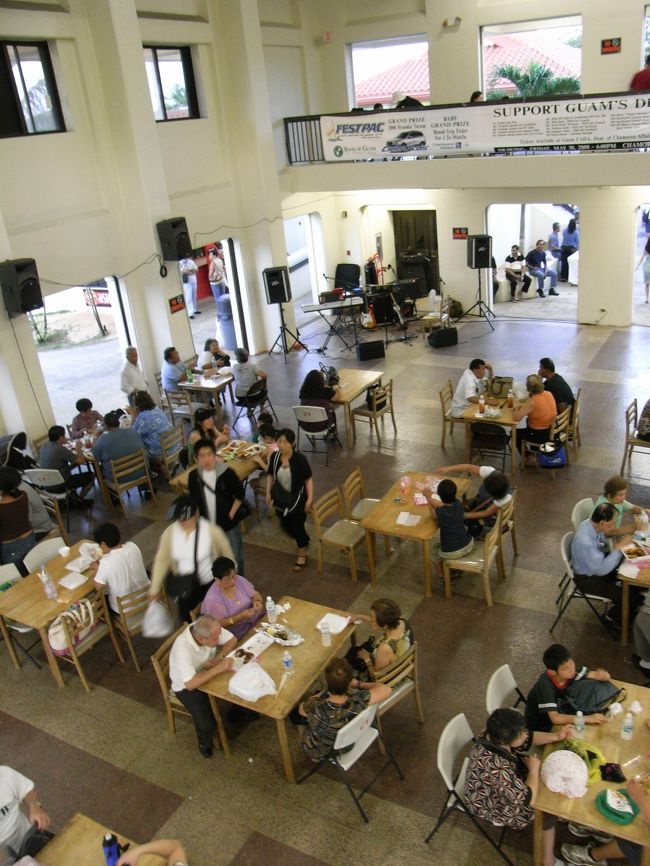 屋台で買ったものを食べるスペースがありました。<br /><br />夜になるとバンド演奏などが始まり賑やかになります。