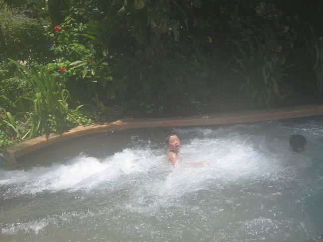 ホテルに着いて、プールに直行の甥っ子…元気です。