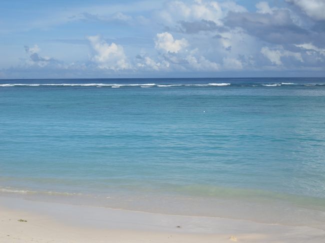 ホテルの前の海…キレイです。