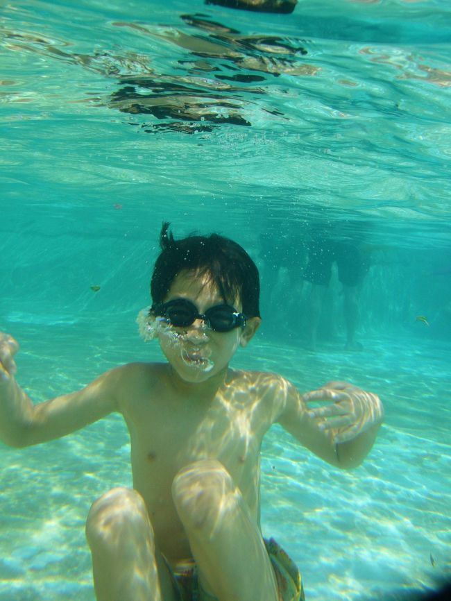 今回はコンデジ用の防水ケースとして『DiCA Pac』を持参したので、サブカメラのLumixをこれに入れて水中撮影に挑戦。<br /><br />流れるプールでの光景を一枚。