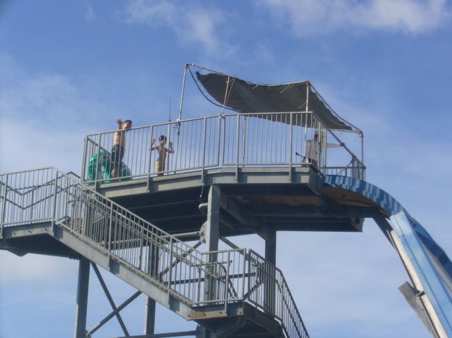 カヌーでのアルパット島探検(？)を終えて、マンタに挑戦<br /><br />小僧とお父さん二人でチャレンジです。<br /><br />写真右端に少し見える滑り台から滑り落ちるのですが、高さも角度も相当あって怖い怖い。<br />係員さんにフロートを蹴られないと踏ん切りが付きません。