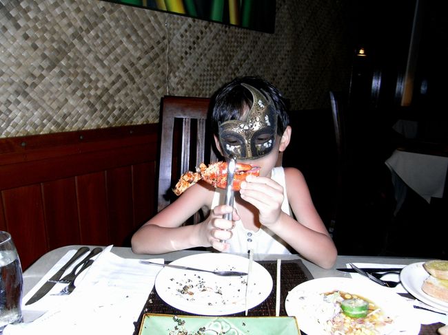 ロブスターのはさみを割ろうとチャレンジ中の小僧。<br />この後歯を食い縛って頑張りましたが割れませんでした。<br /><br />対戦成績 1敗。