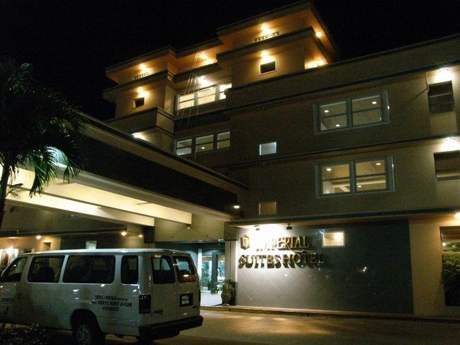 インペリアル･スイーツ･ホテルのエントランス。<br />まだバーではドンチャン、ドンチャンやってます。<br /><br />さて四度目のグアムも今晩が最後の夜。<br />翌日の早朝はグアム空港です。<br /><br />今回は海は満喫できませんでしたが、丘の上の激安宿に泊まり、チャモロビレッジやドッグレースを巡るグアムをちょっと斜に見た旅行ができました。<br />ただ、こういうのはもういいかな。<br />次回からは安くても海の傍のホテルにしようと誓うのでした。