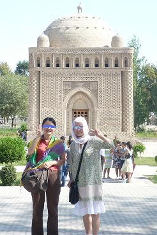 イスマイール　サーマー二廟にて<br />(ブハラ)