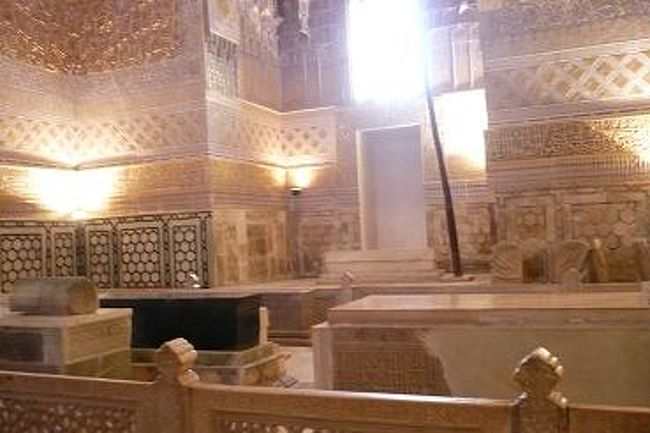 黒い大理石のものが、<br />アミール　ティムールのもの。