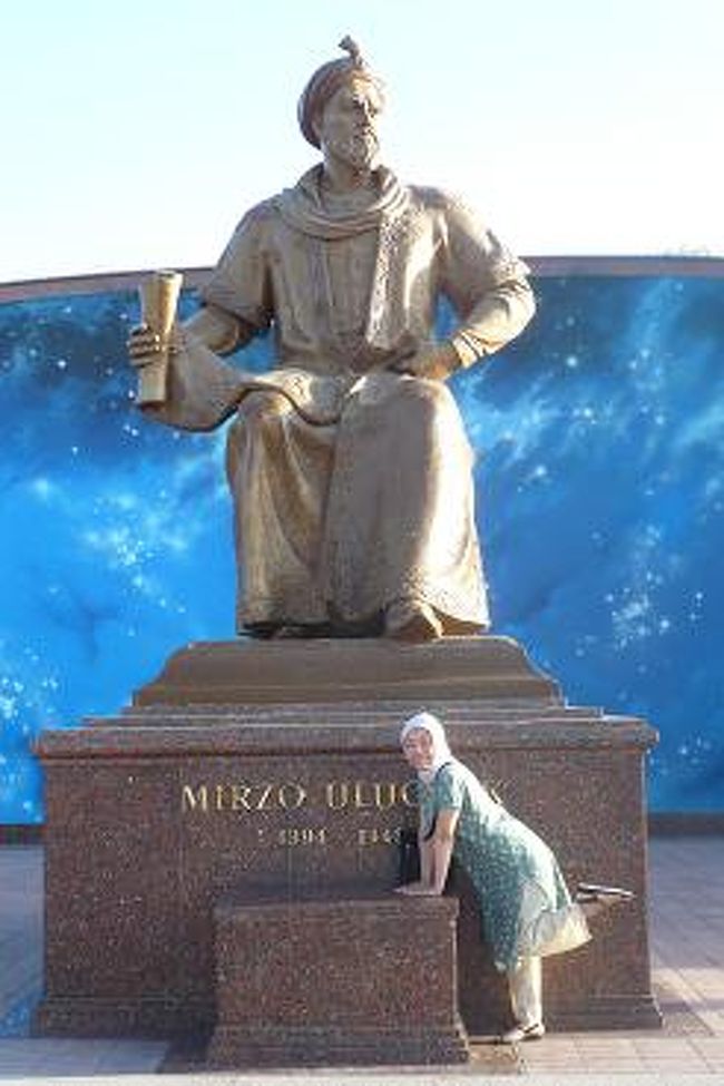 ウルグべグ天文台、<br />ウルグべグ像