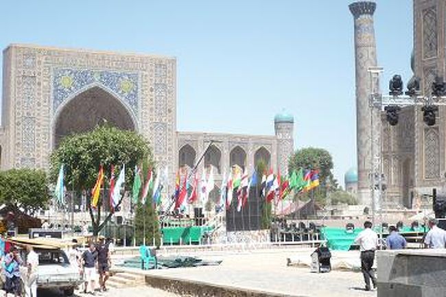 レギスタン広場<br />(サマルカンド)