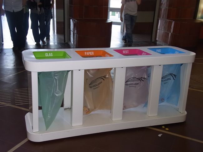 ベルギーの駅のごみ箱。かわいいです。