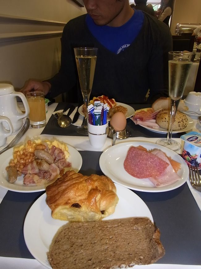 朝食はシャンパンを勧められいただくことに。あとで部屋番号を聞かれ、別料金かと思いましたが、無料でした。