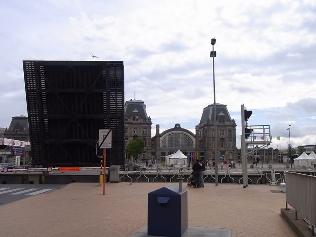 ゲントを目指し駅に向かいます。駅前は跳ね橋になっており、その奥がマリーナです。