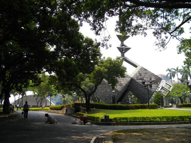 しばらく散策したのち２２８公園へ<br /><br />記念館見学しにいきました(20元／人）