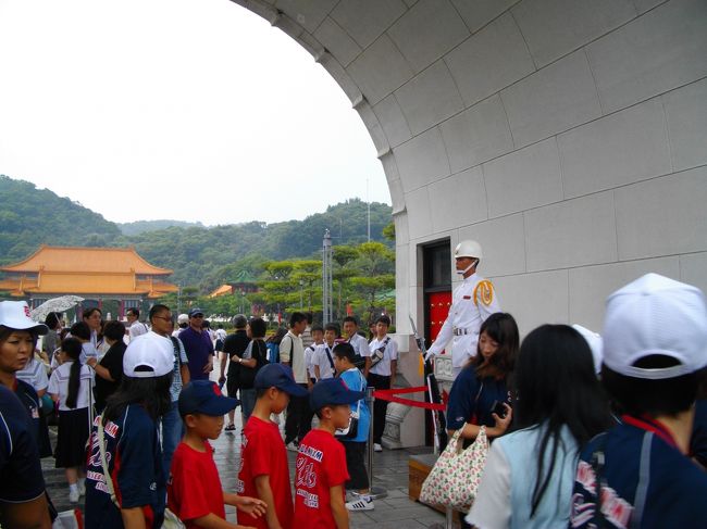 今度はＭＲＴ台大医院駅から圓山駅まで行き<br /><br />タクシーで忠列志へ<br /><br />
