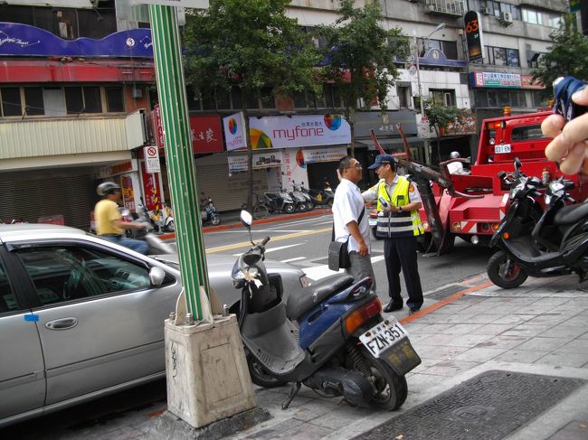 駐車禁止レッカー移動直前運転手がきました<br /><br />何だかんだと言ってます<br /><br />見てましたけど手際が良いですね<br />