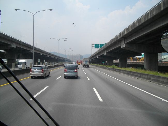 高速道路<br /><br />ＥＴＣ通過５０Ｋｍとなってました<br /><br />日本は２０Ｋｍ<br /><br />車は日本車が多いですけどベンツも多いですね<br />車の色シルバー、白が多いと感じました<br />赤とかは売れないんでしょうか見なかったですね<br />トヨタプリウス１台走っているの見ました<br />日産セレナの台湾版顔は２代前くらいで後ろは全く違います