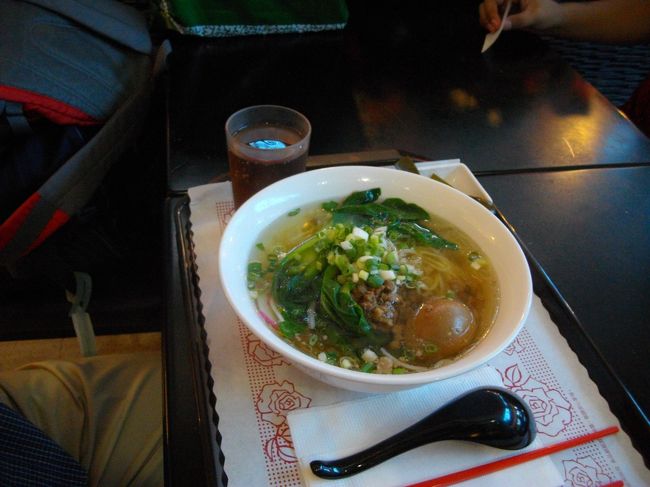 友人先ほど弁当購入して手荷物検査通るか心配してます<br /><br />ひっ掛ったらその場で没収される前に食べると話してました<br /><br />運よくスルーでした