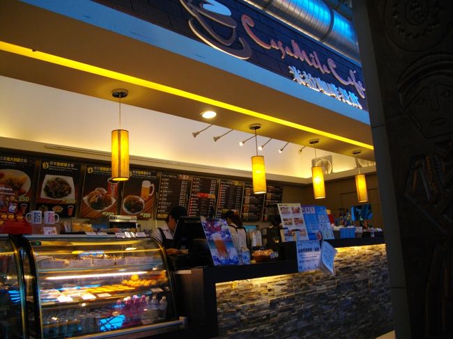 入国審査通ってすぐの２階にある食堂で食べます<br /><br />何店かありますので、自分の食べたい店に行って<br />注文します<br /><br />番号（紙）が書いてある渡され出来上がると番号が呼ばれます