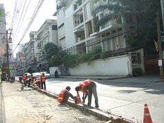 日曜。ソイ３９の歩道。新しくレンガを並べます。