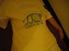 日曜１８時半過ぎ。バイオレット　マッサージにてＴシャツに替えて待つ。汗をかいてるからうれしい。