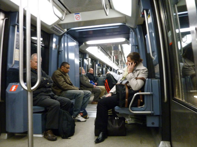 平日の朝の地下鉄の中。<br />乗客の顔には仕事に行きたくないと<br />書いてあります。