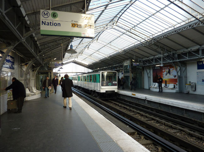 La Motte-Pique Grenelle駅です。<br />地上に出ている地下鉄駅です。<br />