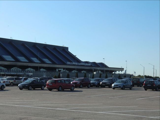 タリン空港。小さな空港で地元の松山を思い出す。