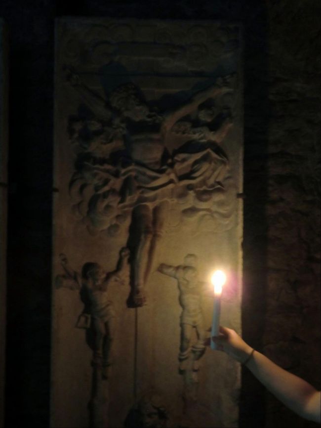 そのうち中の係員の人が蠟燭を貸してくれた。最初有料かと思ったが、特にそんなことはなかった。疑ってすいません。薄暗い修道院内を歩いた中世の人の雰囲気を味わえました。