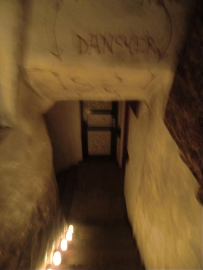 トイレにいく階段に電気はありません。蠟燭だけ。徹底しています。midievalだ。