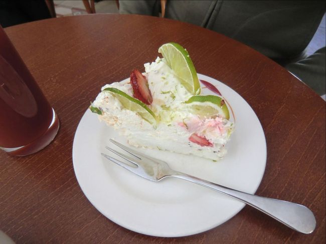 しかし、暑さとワインと時差ボケのせいか少し歩くと疲れてくる。そして、思いのほかタリンは上り下りが激しい。途中のカフェで一休み。ケーキ2euro、飲み物1-2euroという安い価格。広場を離れれば安いのか？！女性だけで経営している雰囲気のよいカフェでした。生クリームにライムってのが新鮮でした。