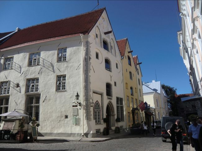 展望台から坂を下り、北側へ向かう。有名な３人姉妹。