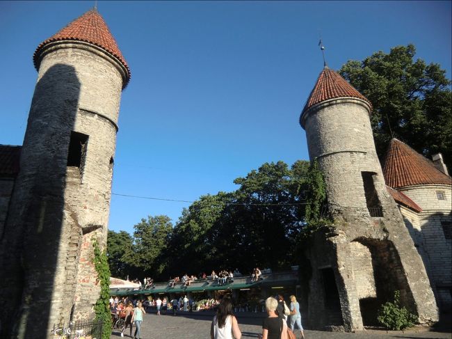 夜９時くらいにホテルへ戻ろうとする。Viru門へ戻るが、まだまだ外は明るい。