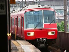 ホテル最寄り駅栄から、名古屋地下鉄東山線と鶴舞線を乗り継いで、名古屋鉄道犬山線が通る 上小田井（かみおたい）駅へ。


犬山線って、赤色なんですね〜。


5300系