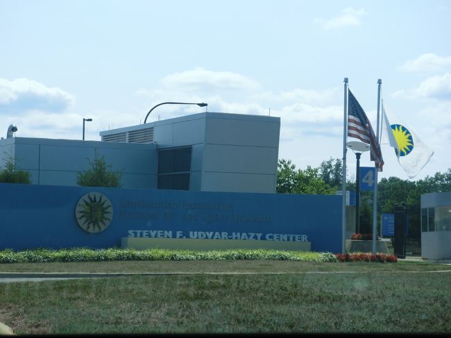 ワシントンＤＣのスミソニアンから<br />この別館までは車で1時間くらいかかります。<br /><br />ワシントン・ダレス空港に隣接していますので<br />本当にここ？といった感じで、周りにはなにもありません。<br />旅程にゆとりがないとちょっと無理だと思います。