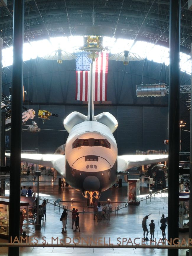 その奥にはスペースシャトルたち。<br /><br />中央には初代の「エンタープライズ号」<br />ちょっとふとっちょ？<br /><br />ディスカバリー号がここに来ると、エンタープライズ号は<br />NYの「イントレピット」へ移動するみたいです。<br />（イントレピットは有名な所ではアイアムレジェンドでゴルフしてた所、<br />もしくはナショナルトレジャーでFBIを巻くシーンのあれ！）<br /><br />