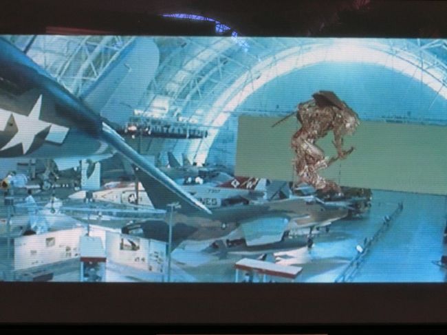 親切にVTRが繰り返し流れています。<br />奥のシャッターをぶっとばして出ていくシーン。