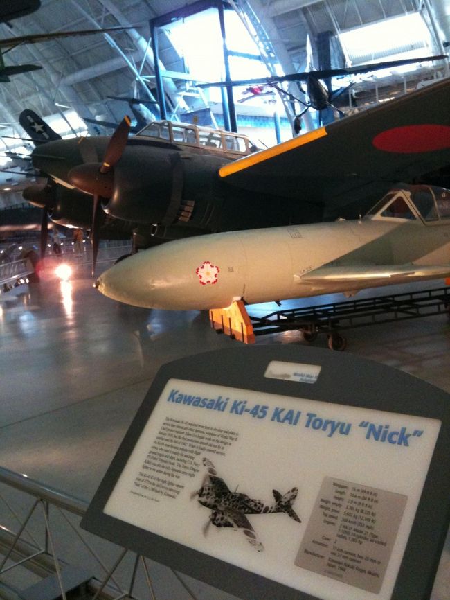 手前の桜のマークのある機体は「桜花」と言って<br />人間が爆弾を誘導し人間もろとも敵艦に突入する特攻兵器。<br /><br />一一型と二二型があるらしく、<br />これは二二型。<br /><br />一一型は16機全て太平洋で全滅したみたいです。泣<br /><br /><br />奥の戦闘機/二式複座戦闘機（にしきふくざせんとうき）<br />日本の呼び名が屠龍（とりゅう）<br />アメリカの呼び名がNick（ニック）<br /><br />エンジンが２つあるので、遠くまで飛べます。