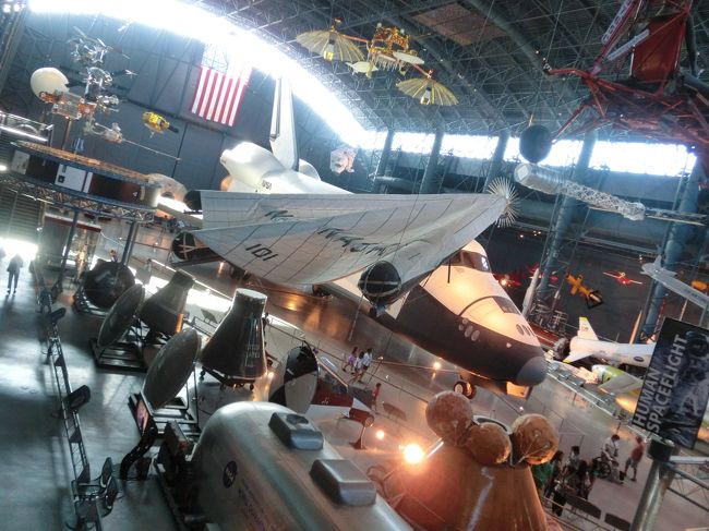 外の光が入ってきて、神秘的な空間です。