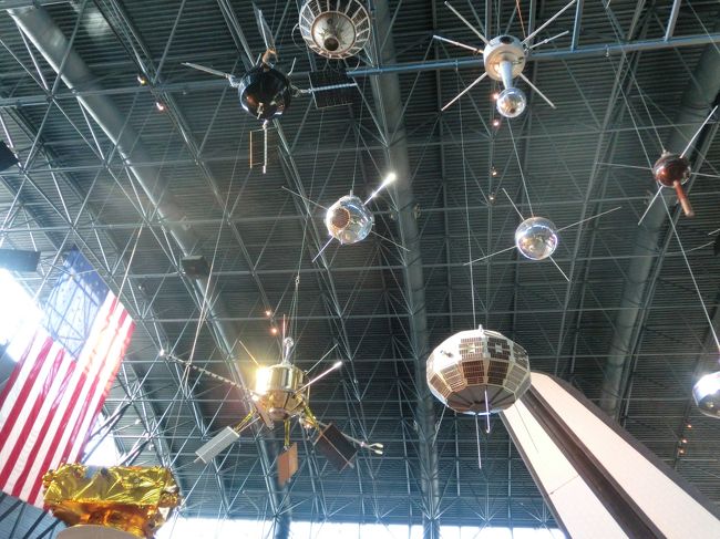 衛星もたくさん。<br /><br />今、宇宙ゴミが問題になっていますが<br />宇宙の衛星にとっては怖い事だと思います。