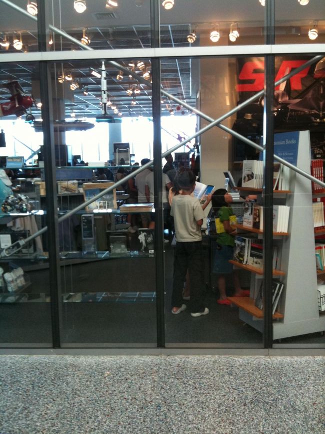マクドナルドと併設されてるSHOP。<br /><br />あとはスミソニアン航空博物館と同じ<br />IMAXシアターがあります。<br /><br />子どもたち、買えないお土産を物色中。<br />