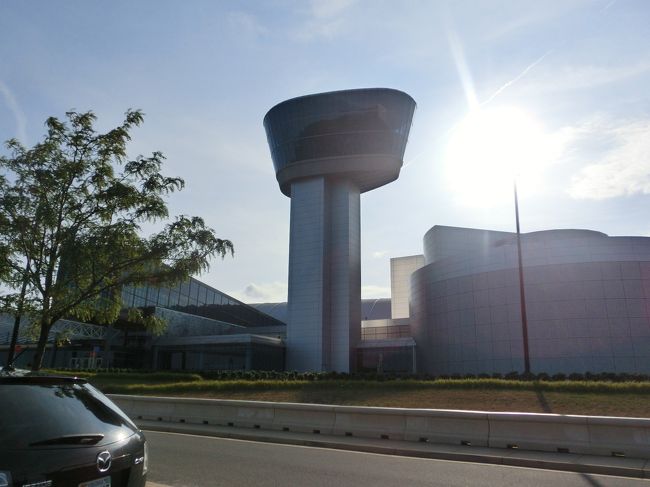 あの展望タワーにも上がれます。<br />ワシントンダレス空港に着陸する飛行機の見学ができます（16時まで）<br /><br />無料なので、午後からふらっと寄れました。<br />（もし有料なら朝いちばんから一日粘っていたかも）<br /><br /><br />トランスフォーマー２のおかげで、<br />5人の子どもたちと一緒にわくわくして過ごせました。<br />映画の力って本当にすごいなと思いました。<br /><br /><br />本館とは規模・スケールともに違いますので、<br />ぜひ足を運んでみてください♪<br /><br /><br />最後までご覧いただき、どうもありがとうございました。<br /><br />