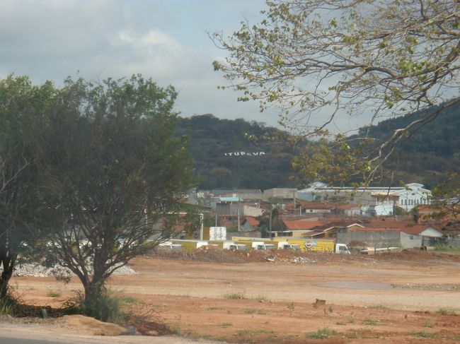 ＜8月21日＞<br />サンパウロから車で1時間くらいのところにあるITUPEVAという町<br />ハリウッドサインみたいに、山にITUPEVAの文字が！<br /><br />この町は友達が育った町で、友達のお母さんのお家にステイさせていただきました。