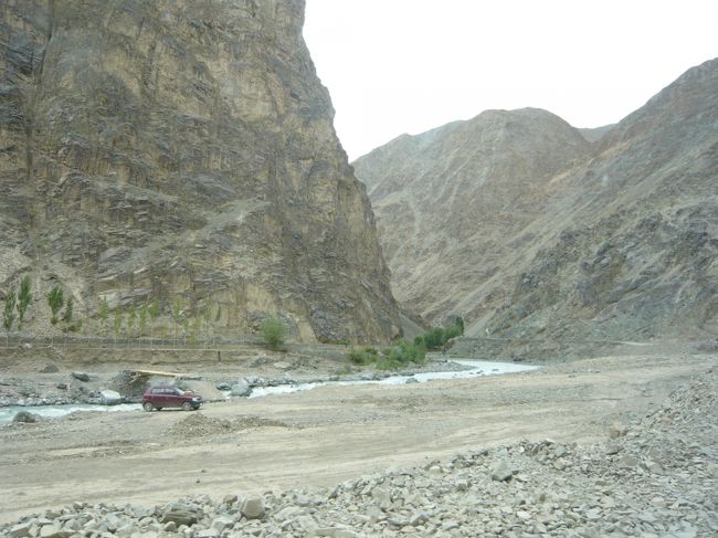 インダスに沿って山々の間をぬって進みます。<br />レーから車チャーターして4時間くらいでしょうか。
