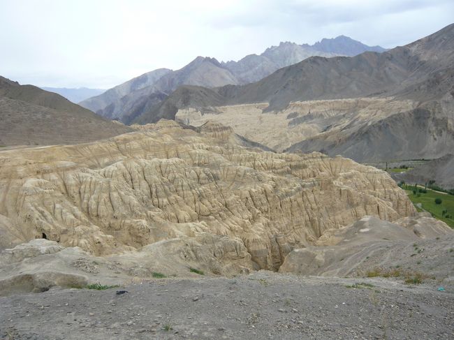 この岩肌は、ラマユルゴンパを上って撮りました。