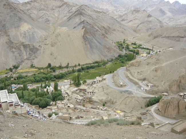 ラマユルゴンパから上へ僧院を上がると岩山がありタルチョが旗めいています。そこが頂上です。<br />滑りやすいので注意して上るとラマヤルの村と周囲の山々、月世界が広がります。